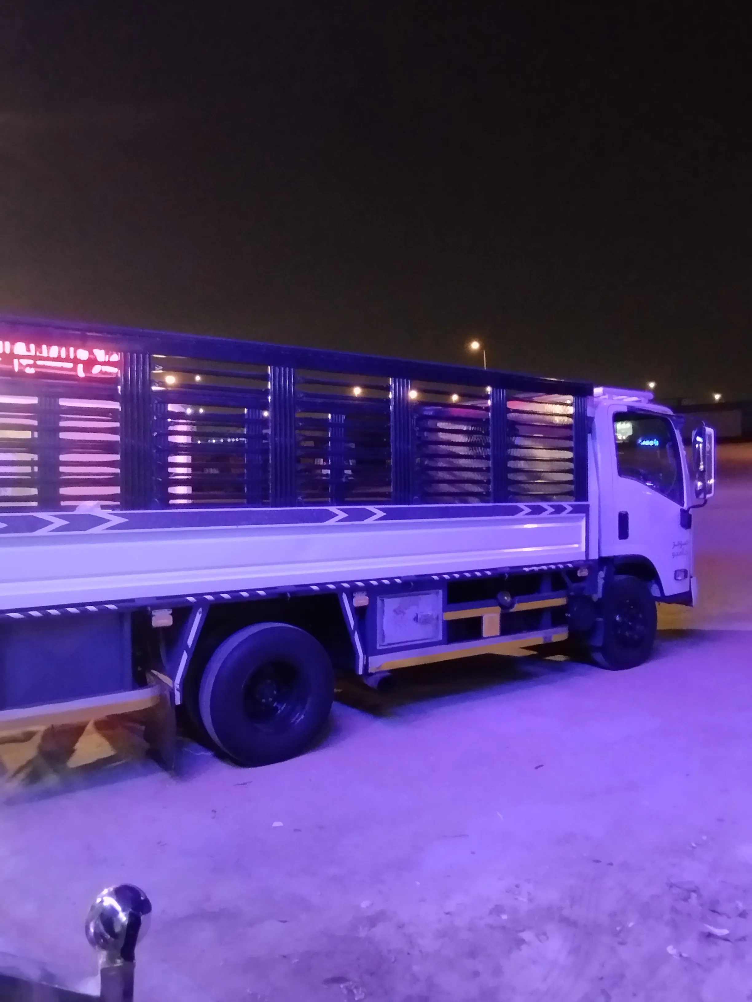 شاحنة نقل عفش مجهزة تابعة لشركة اتقان بالرياض