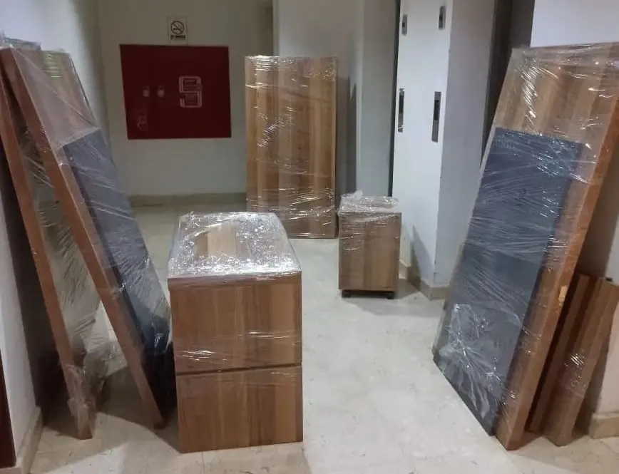 فريق عمل شركة اتقان يقوم بعملية نقل عفش ناجحة في الرياض